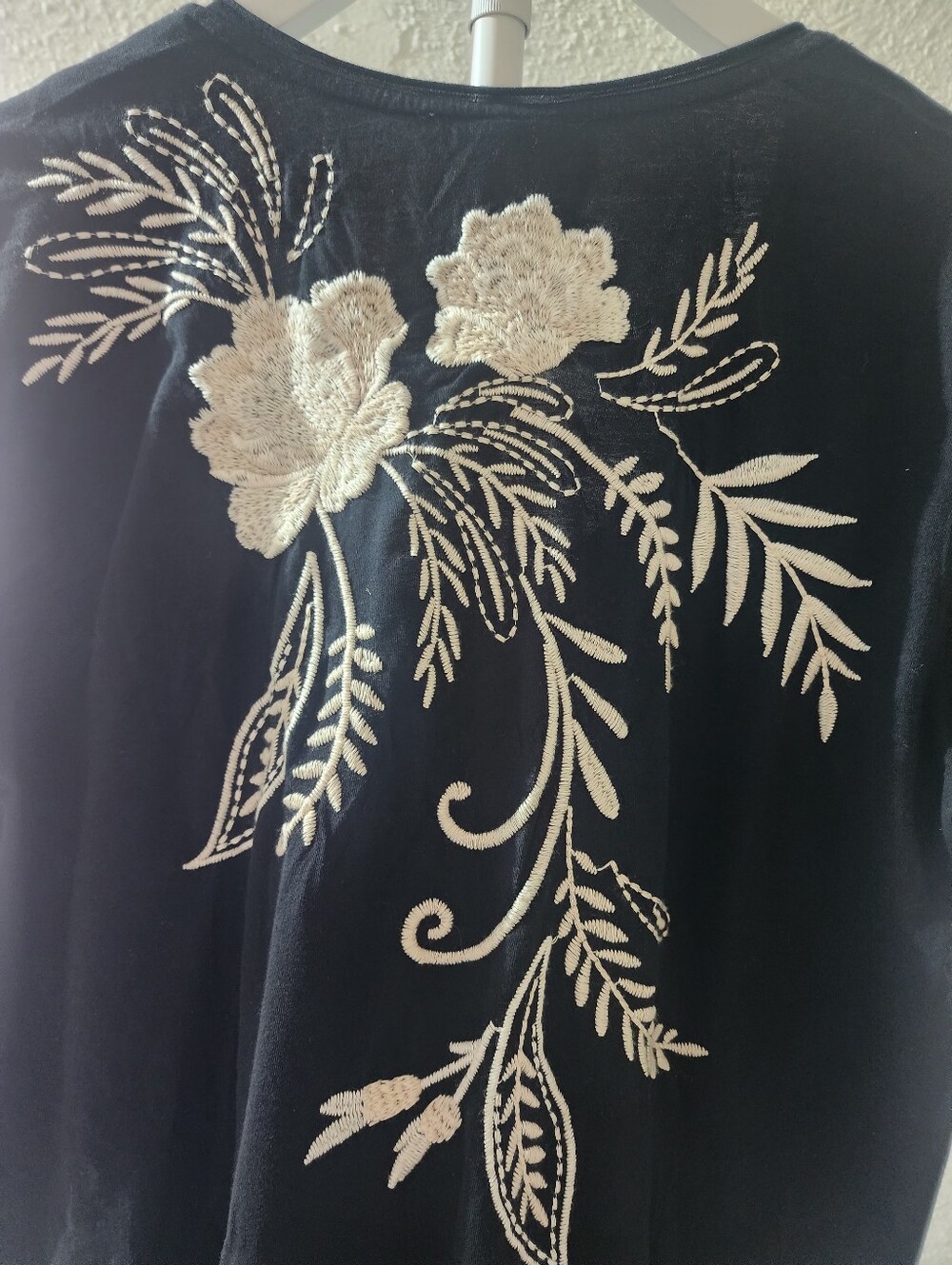 Johnny Was NWT Black Embroidered Bird Floral Tee Top Size L - Picture 4 of 9
